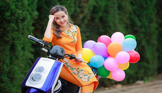 Khánh Ngân trải nghiệm đón xuân muôn nơi bằng xe điện