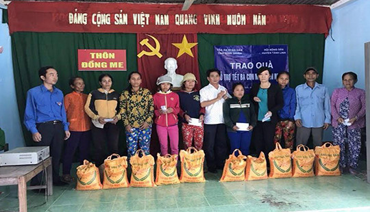 Cán bộ, công chức TAND tỉnh Bình Thuận chung tay chăm lo tết cho bà con nông dân nghèo