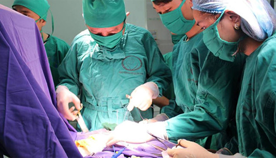Cứu sống bé sơ sinh lộ toàn bộ nội tạng ngoài thành bụng