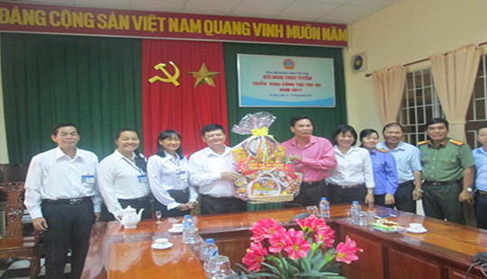 Đoàn Lãnh đạo Thành ủy, HĐND, UBND và UBMTTQ Việt Nam thành phố Long Xuyên thăm và chúc Tết TAND tỉnh An Giang