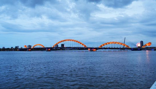 Đà Nẵng: Cầu Rồng phun nước, phun lửa 4 ngày Tết Đinh Dậu