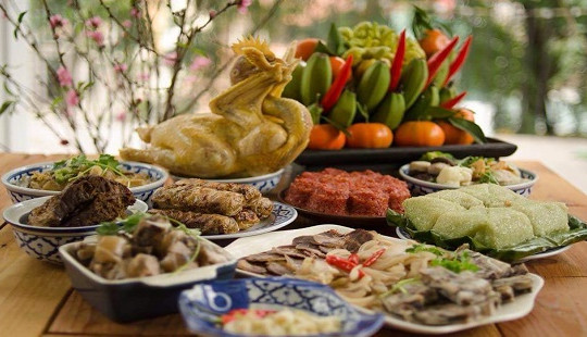 Bên mâm cơm gia đình chiều cuối năm