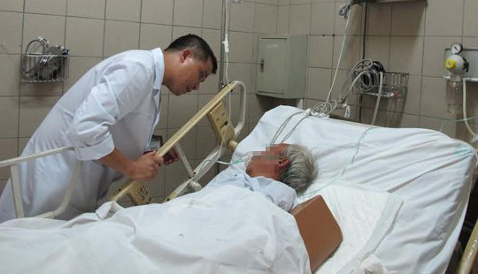 Sơ cứu người ngộ độc rượu cần chú ý gì?