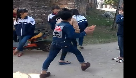 Xác định nhóm nữ sinh đánh bạn ngất xỉu giữa đường