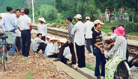 Nghệ An: Công nhân cầu đường sắt bị tàu hỏa đâm, văng ra ngoài