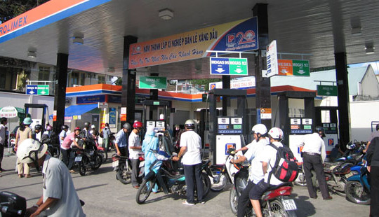 Giá xăng “đứng yên”, giá dầu giảm