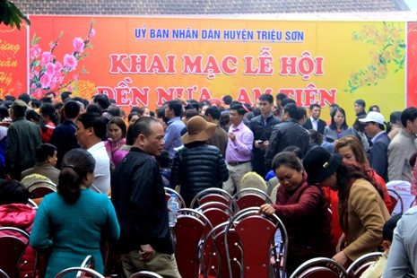 Thanh Hóa: Hàng vạn người leo núi đến với huyệt đạo thiêng