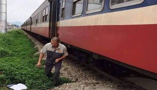 Bất cẩn khi rẽ sang đường, người đàn ông bị tàu tông văng 50m