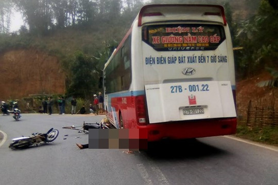 Hai xe máy tông nhau, người phụ nữ bị xe khách cán qua đầu