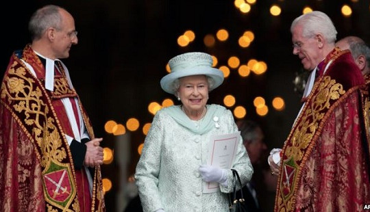 Anh bắn 41 phát đại bác mừng 65 năm trị vì của Nữ hoàng Elizabeth II
