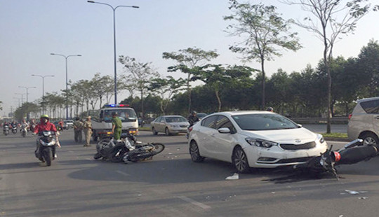 Nữ tài xế lái ô tô tông hàng loạt xe máy, nhiều người bị thương