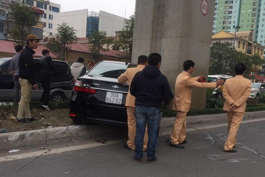 Camry nát bét đầu khi ép xe máy vào cột trụ đường sắt trên cao