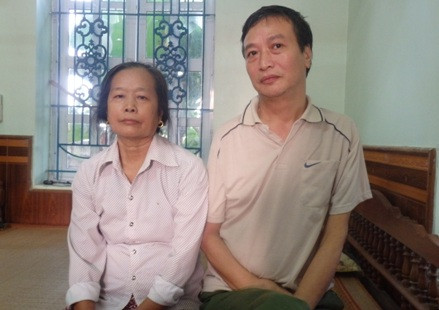 Người phụ nữ quyết gắn đời mình với người chồng bại liệt và 3 đứa trẻ mồ côi