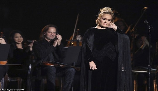 Adele bật khóc khi giành 5 giải thưởng tại Grammy 2017