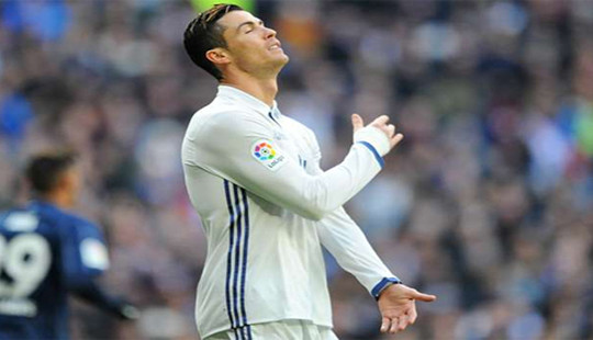 Ronaldo phải ra sân tập riêng vì chấn thương