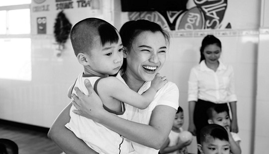 Á hậu Hoàng Oanh vận động trao quà gửi cho trẻ em mồ côi, chất độc da cam