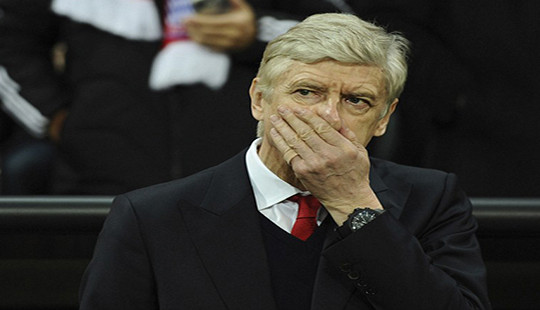 CĐV Arsenal phẫn nộ và yêu cầu HLV Wenger từ chức