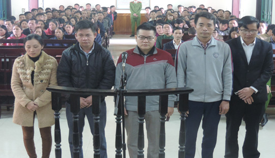 5 bị cáo nguyên là cán bộ Hội đồng bồi thường GPMB huyện hầu tòa