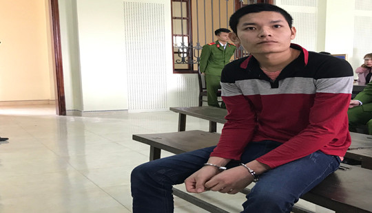 Lấy gậy ném người đi đường tử vong