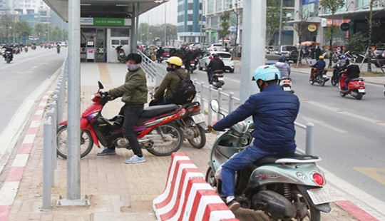 Xử lý nghiêm phương tiện đi ngược chiều trước nhà chờ xe buýt BRT