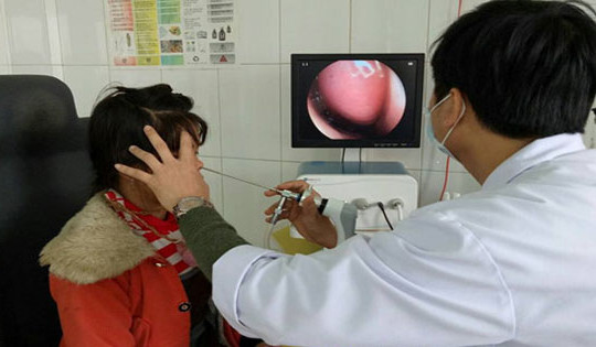 Gắp con vắt dài 5cm "làm tổ" trong mũi bé gái