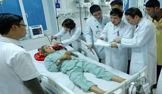 Vụ 8 người ngộ độc ở Lai Châu: Phụ nữ, trẻ em không uống rượu cũng cấp cứu