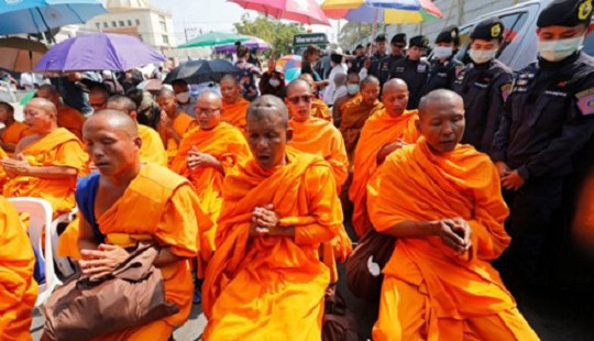 Thái Lan: Hàng nghìn cảnh sát truy bắt nhà sư bị cáo buộc rửa tiền