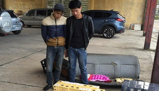 Dùng xe ô tô chở hàng trăm cây thuốc lá lậu