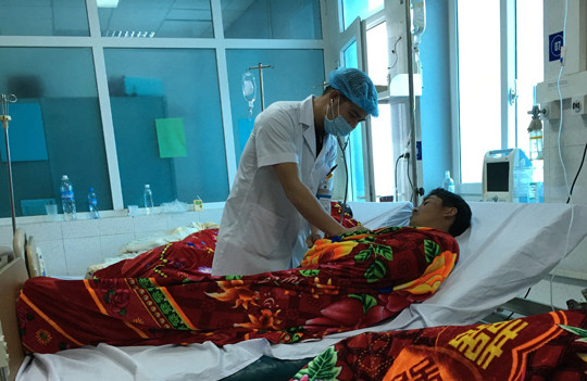 Thêm bốn người ngộ độc rượu phải cấp cứu tại Lai Châu