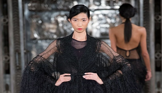 Hai mẫu Việt liên tiếp trúng show diễn tại London Fashion Week