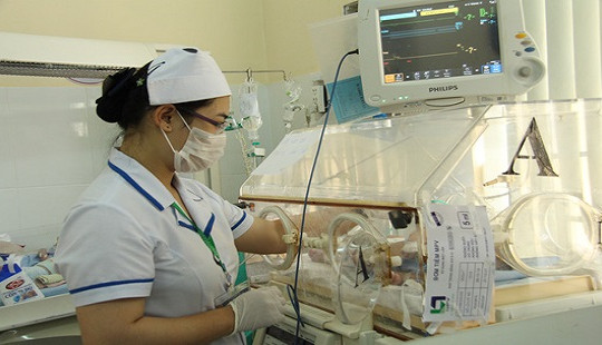 Đắk Lắk: Thêm trẻ 10 ngày tuổi nguy kịch vì dùng dao lam cắt rốn