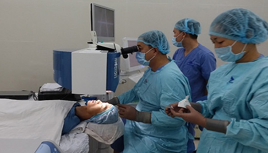 Lần đầu tiên tại Việt Nam mổ cận thị không chạm vào mắt
