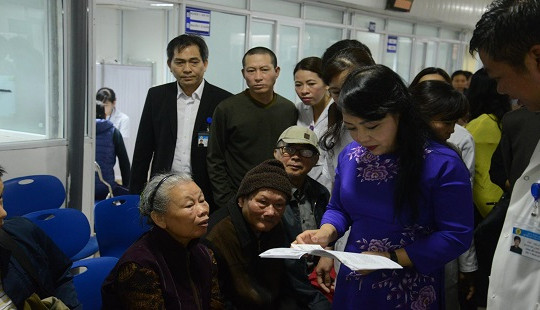 Người dân phàn nàn với Bộ trưởng Y tế phải chờ lâu mới được khám bệnh