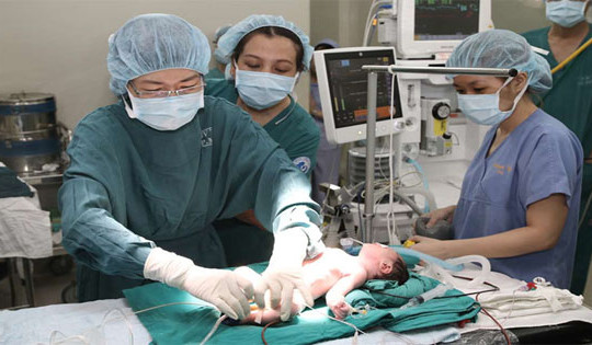 Mổ bắt con, đặt máy tạo nhịp tim nhân tạo cứu sống trẻ sơ sinh