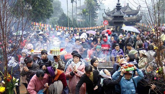 Đi lễ chùa trong giờ làm việc, cán bộ công thương bị hạ bậc lương