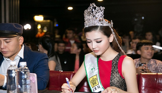 Ngọc Duyên đội vương miện lộng lẫy đi chấm thi sắc đẹp