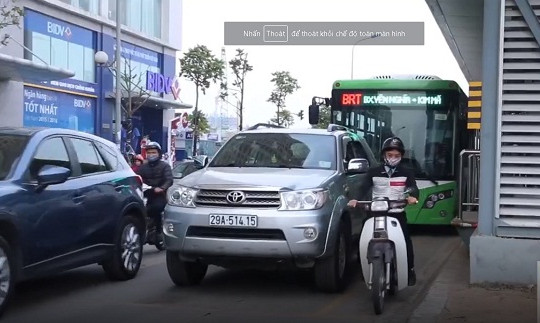 Ngại quay đầu, xe máy leo lên dải phân cách
