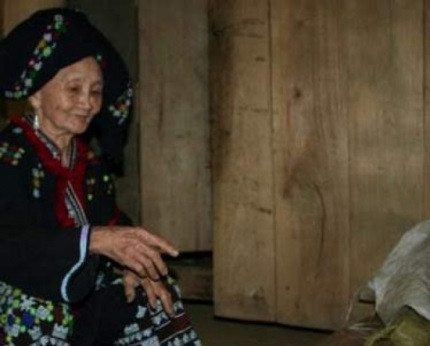 90 tuổi vẫn trèo đèo lội suối tìm thuốc chữa vô sinh