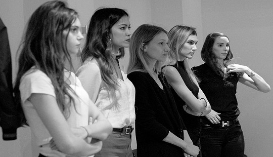 Nhiều mẫu quốc tế đua nhau casting cho nhà thiết kế Việt duy nhất tại Paris Fashion Week