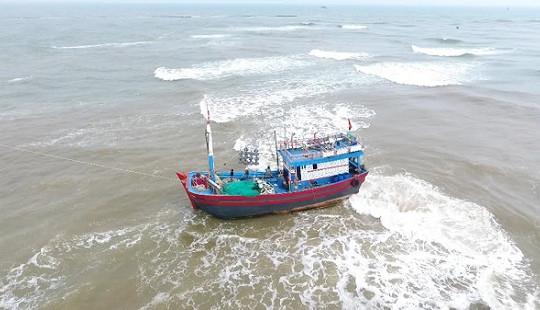 Quảng Trị: Giải cứu thành công tàu cá bị mắc cạn