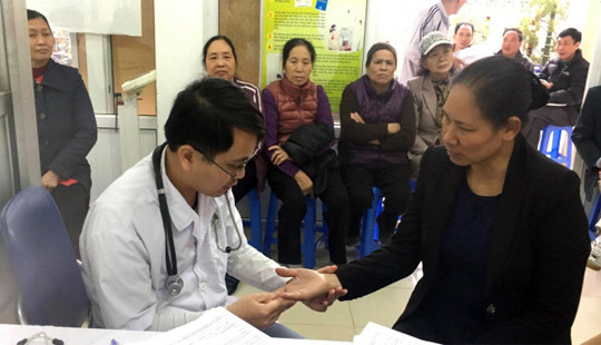 Hà Nội: Lần đầu tiên người dân đi khám bệnh không cần sổ