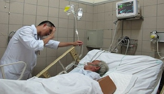 Hà Nội: 7 người cùng nhập viện vì "sát thủ" methanol