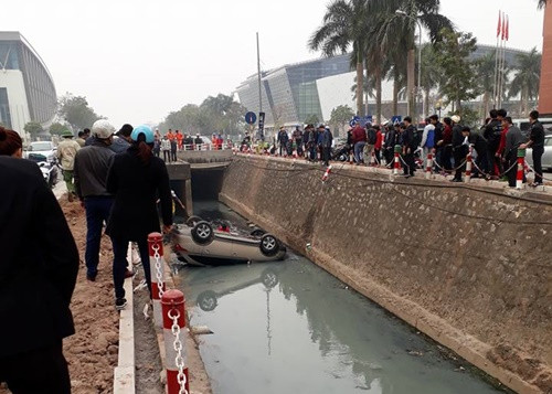 Hà Nội: Một phụ nữ điều khiển ô tô lao thẳng xuống kênh