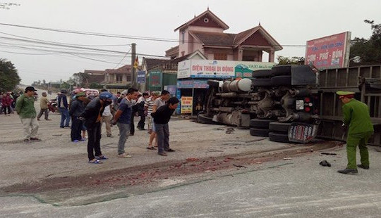 Container lật nghiêng, đè chết người đi xe máy