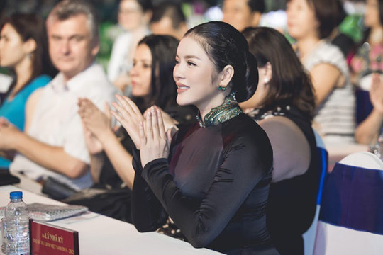 Lý Nhã Kỳ đẹp lỗng lẫy như bà hoàng với áo dài