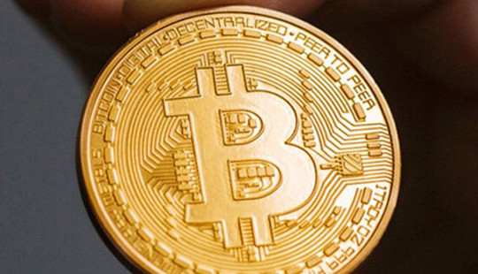 Lần đầu tiên giá tiền ảo Bitcoin cao hơn giá vàng