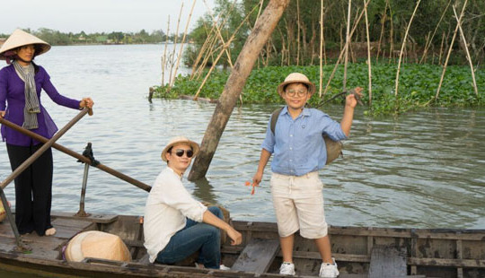 Bố con Hoàng Bách hào hứng chèo thuyền khi quay MV mới