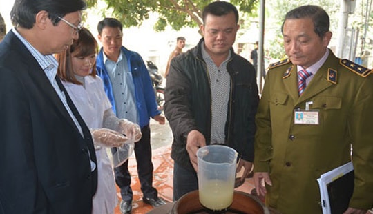 Hà Nội: Niêm phong 6 chum rượu không nhãn mác tại nhà hàng