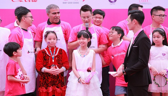 Hai cha con Hoàng Bách đi giày cao gót nhảy flashmob đấu tranh bình đẳng giới