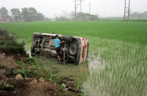 Xe cứu thương tông gãy cột mốc, lao xuống ruộng